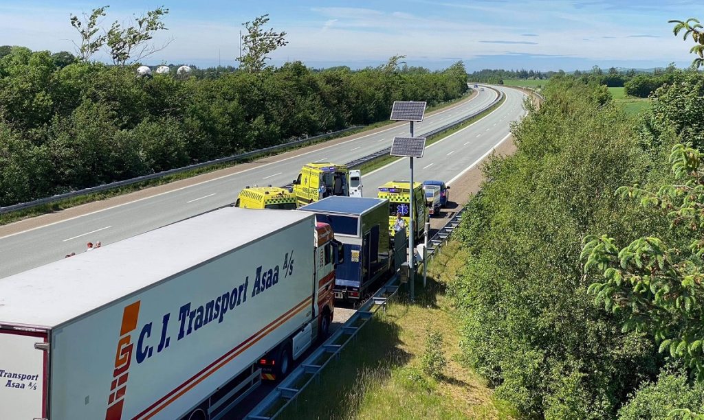 Voldsom ulykke på motorvej: To personer kvæstet