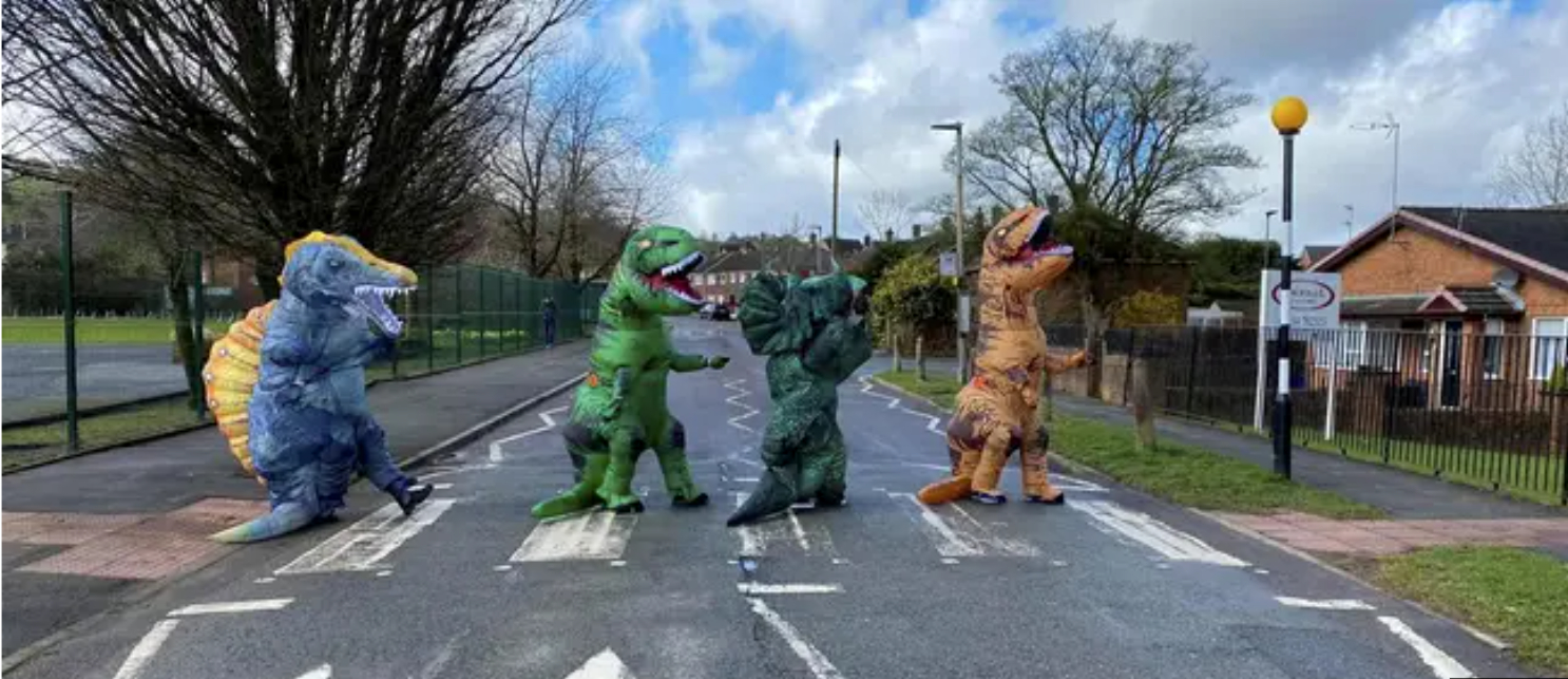 Ville glæde børn med dino-kostumer: Så blev politiet tilkaldt