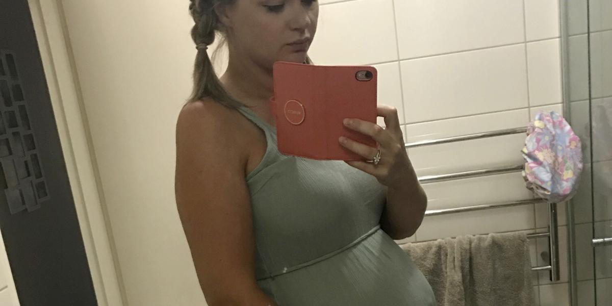 Ung pige troede hun var gravid: Så fødte hun noget uventet på toilettet
