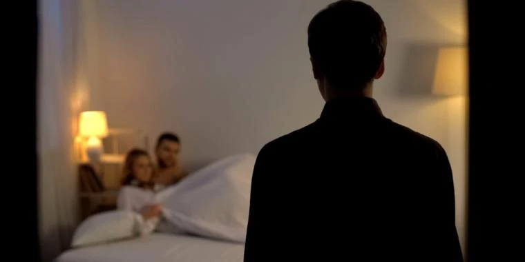 Flirtede med en pige på ferien: Kæresten opdagede det på tv