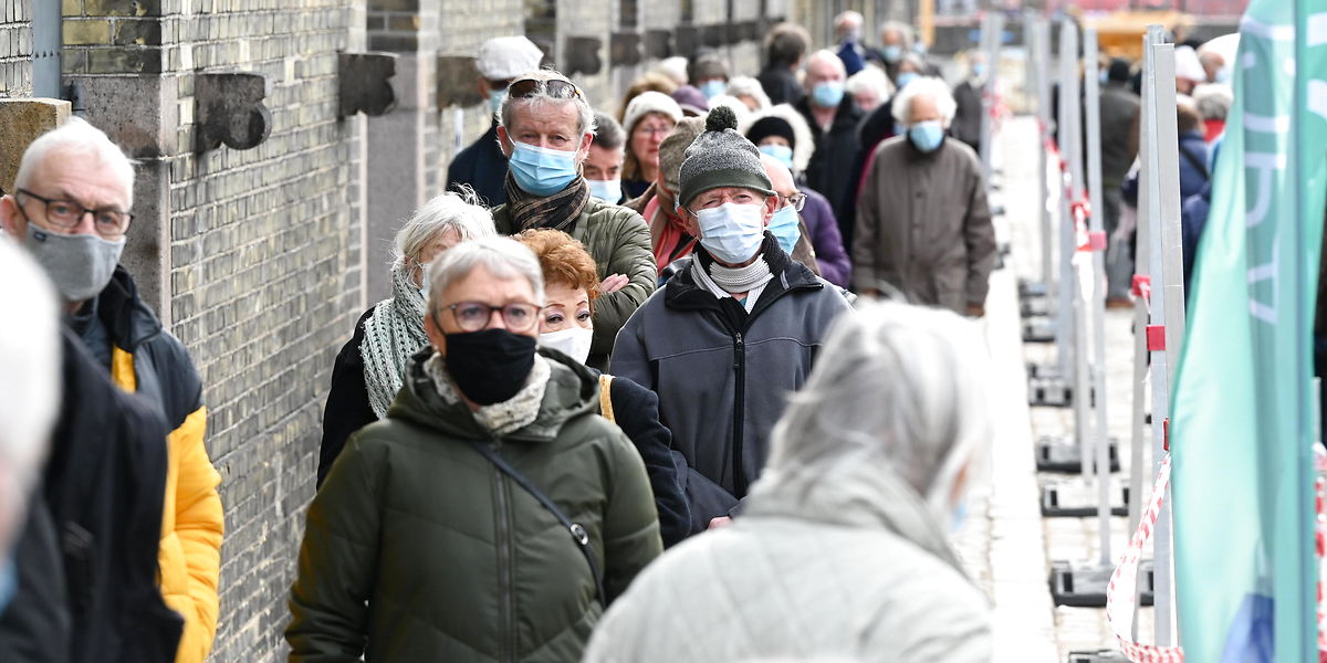 Danskere overraskede: Skulle vaccineres, men pludselig stod kendt dansker og guidede dem