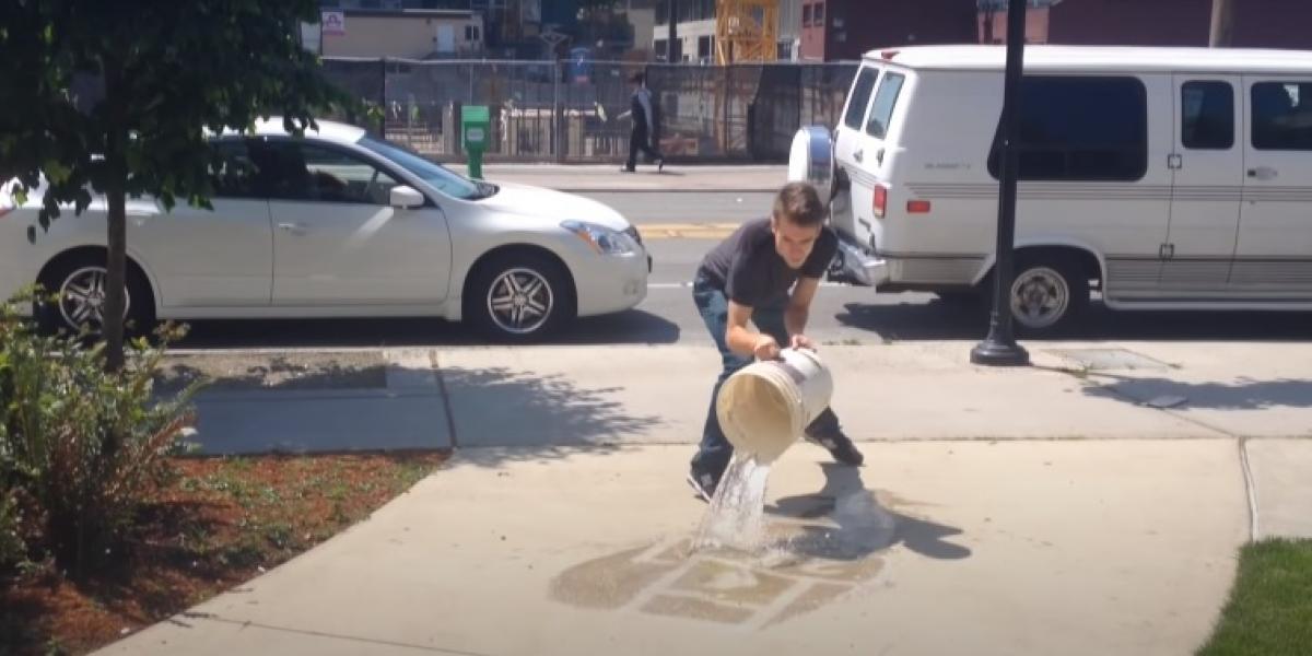 Han hælder vand ud på gaden, og man tror, han er bindegal: Resultatet får alle i godt humør