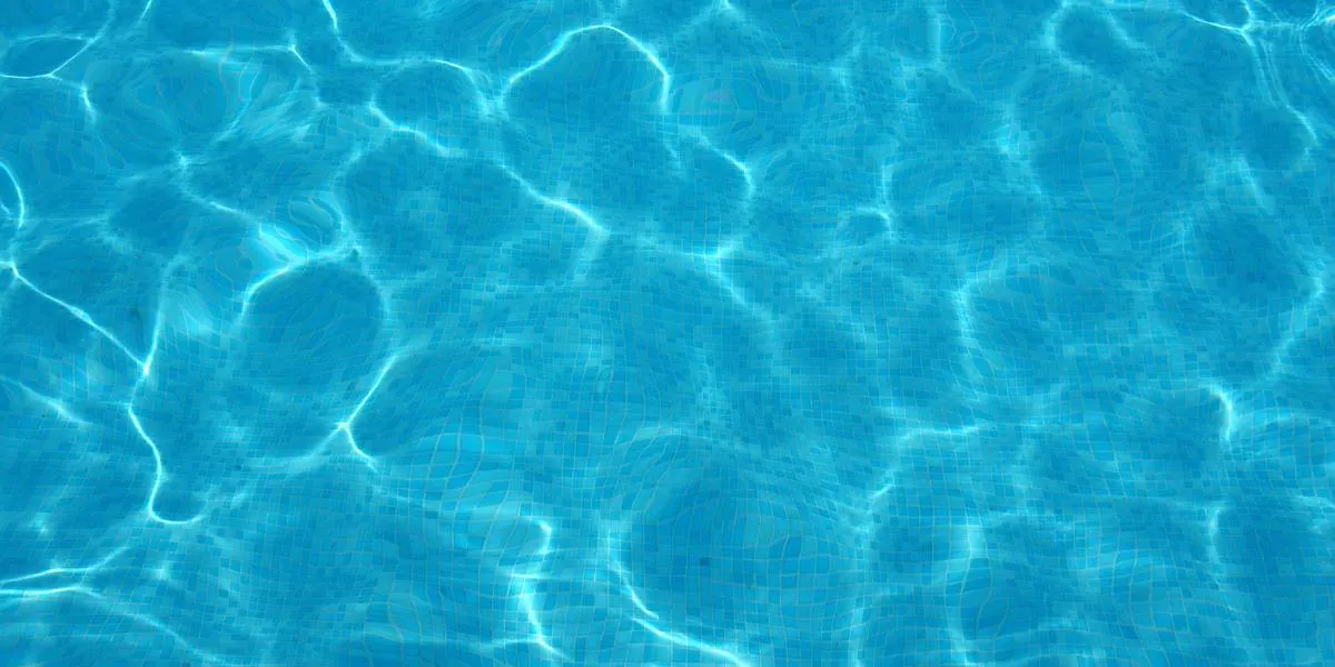 2-årig druknede i swimmingpool mens mor og far havde travlt med at tage billeder