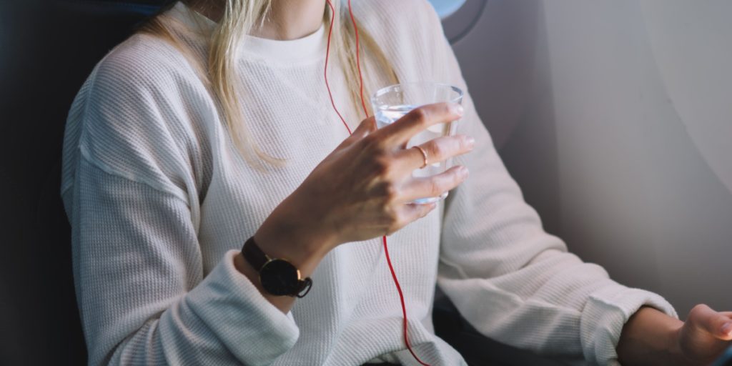 Rejseekspert advarer: “Drik aldrig vand” på et fly, medmindre det er på flaske