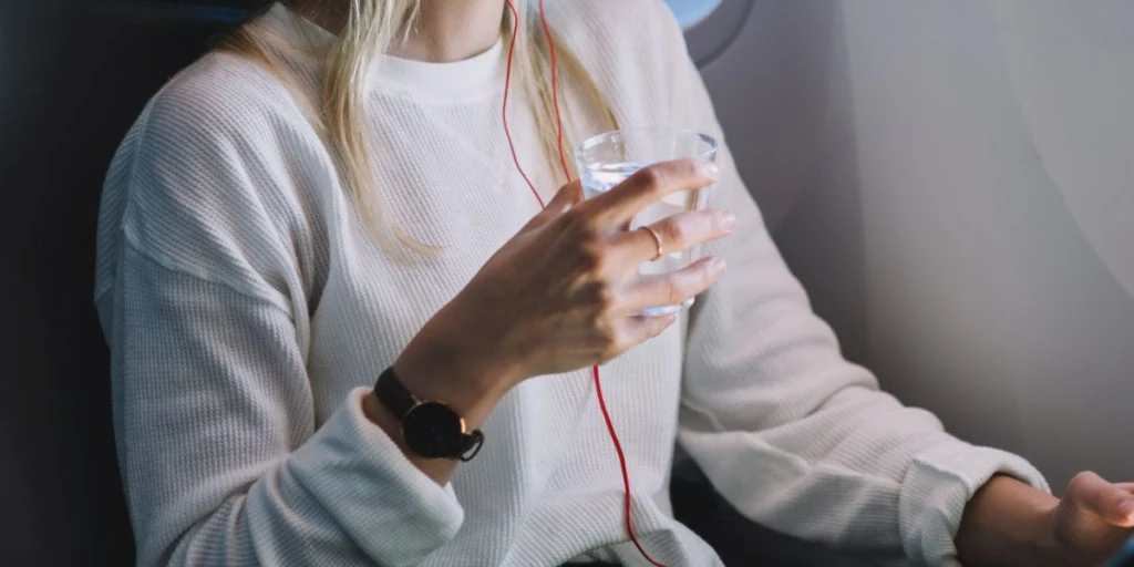 Rejseekspert advarer: “Drik aldrig vand” på et fly, medmindre det er på flaske