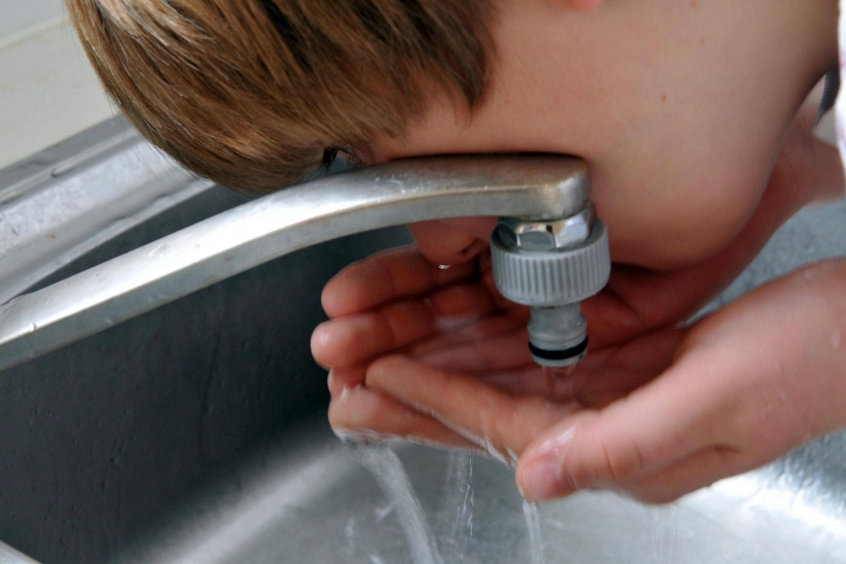 Folkeskole udsat for forurenet drikkevand: Elever sendt hjem efter opkast