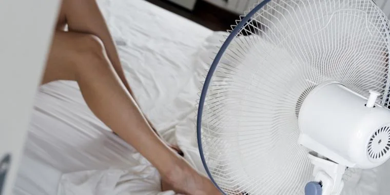 Derfor skal du ikke sove med en tændt ventilator i varmen