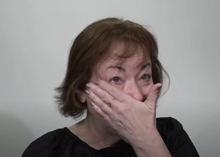 Efter 44 år bliver Vicki forladt af sin mand: I dag vil du ikke kunne kende hende