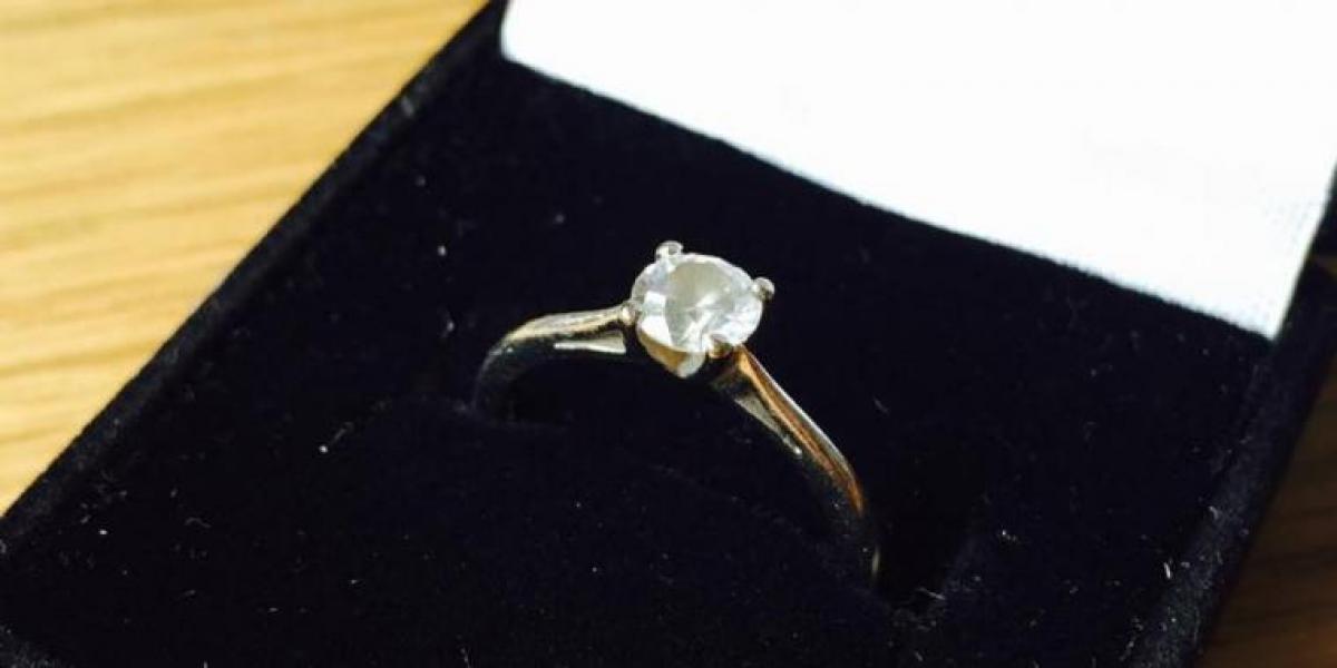 Mand sætter ekskonens vielsesring til salg – Annoncen får folk til at skraldgrine