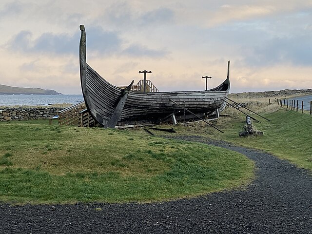 Stor redningsaktion i gang: Vikingeskib kæntret
