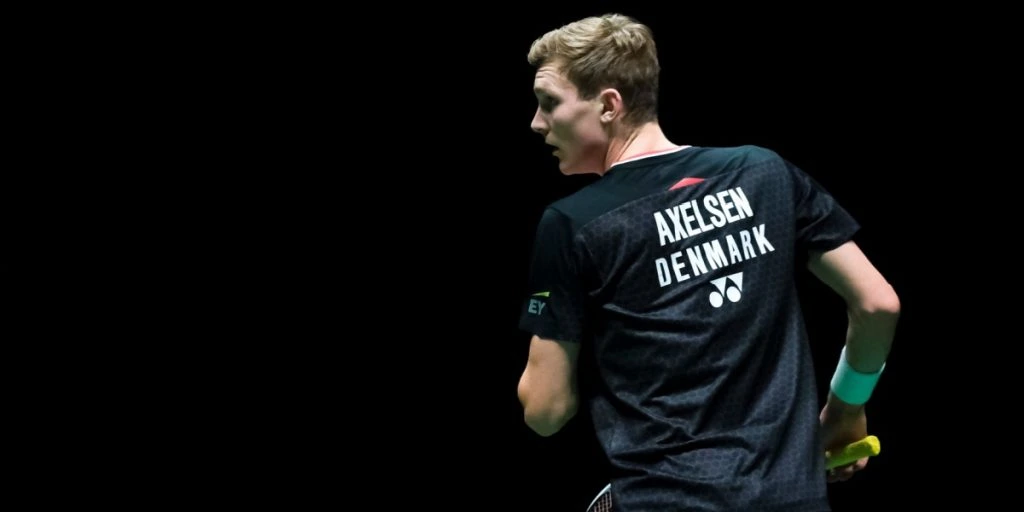 Midt under interview: Viktor Axelsen skifter emnet væk fra badminton