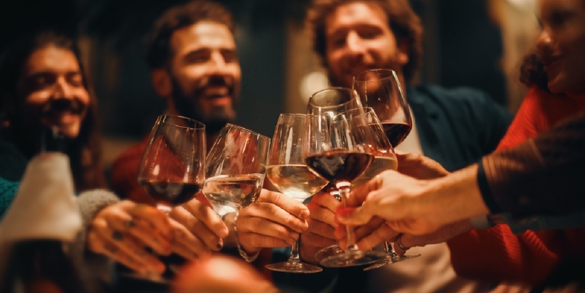 Forskning afslører: Et glas vin med vennerne har denne chokerende effekt