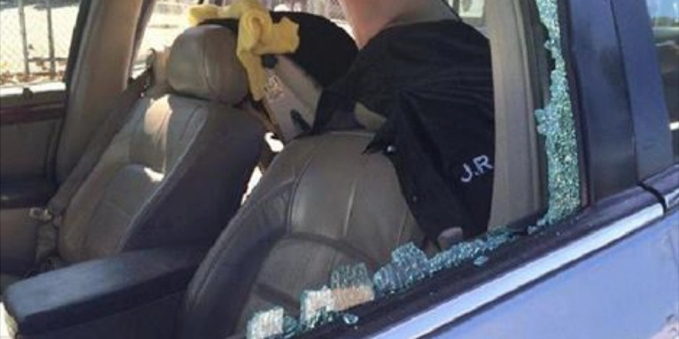 Politiet smadrer vindue i bilen for at redde en baby – finder noget helt andet