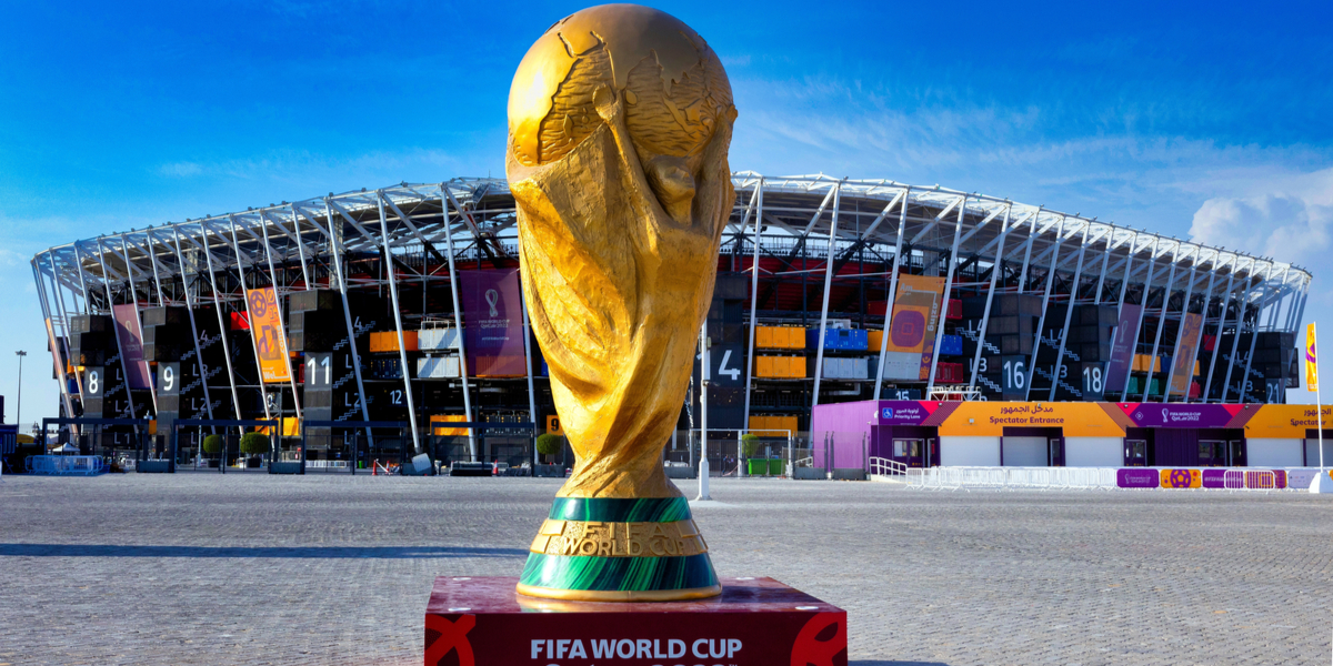 Kvindelig Argentina fan fejrer VM-titlen ved, at smide trøjen og vise forlygterne midt på stadion