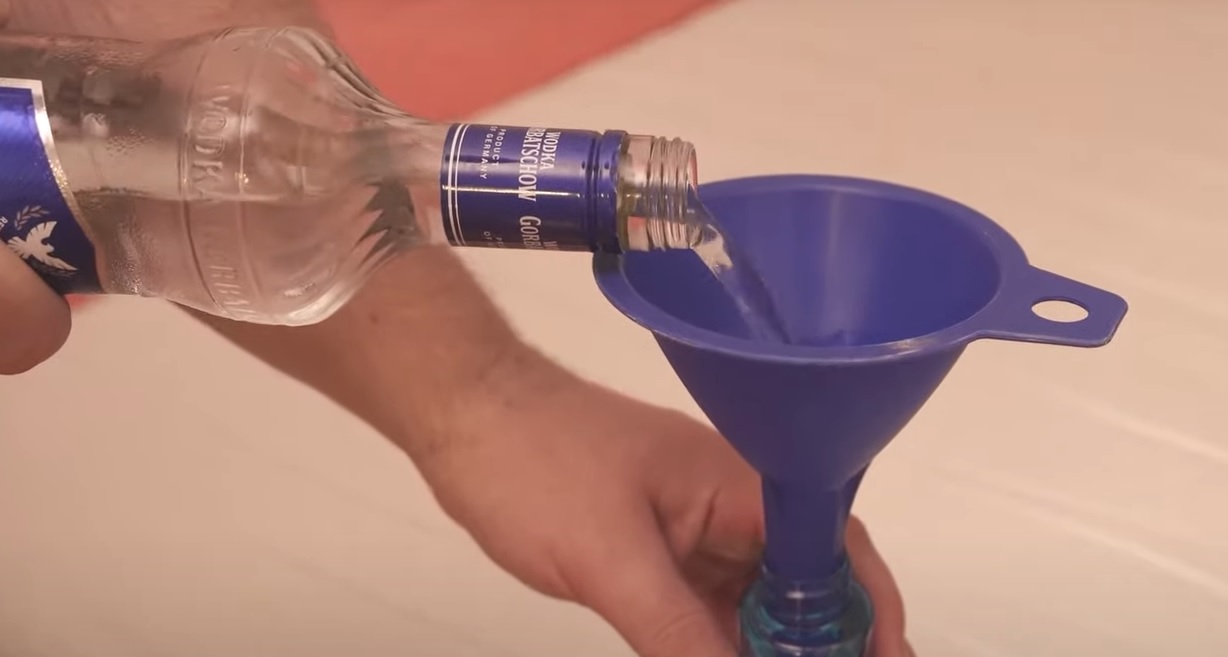 Hæld vodka i en flaske og sprøjt det på dine madrasser: Dette trick blæser dig bagover