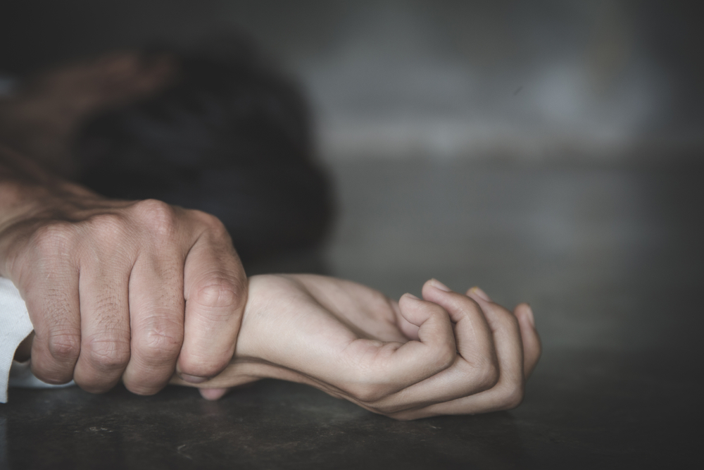 Kendt 20-årig tiltalt for voldtægt af sovende kvinde