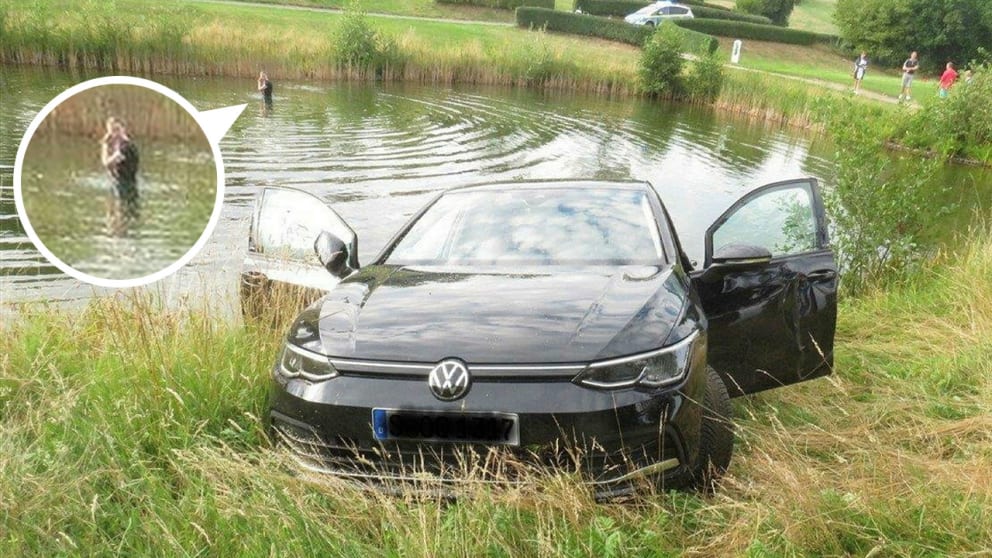 Forvirret kvinde kører Volkswagen hen over golfbane