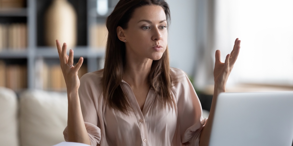 29-årig kvinde raser mod bror, da hun opdager, hvem han har inviteret til sit bryllup