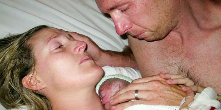 Mor vugger livløs nyfødt baby og efterlader lægerne i chok, da dette sker