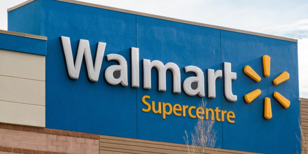 Supermarkedskunde opdager skjult vulgært budskab på t-shirt – folk kan ikke tro, at den blev solgt i butikken