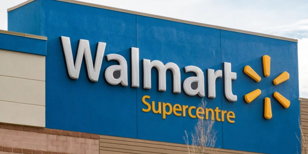 Supermarkedskunde opdager skjult vulgært budskab på t-shirt – folk kan ikke tro, at den blev solgt i butikken