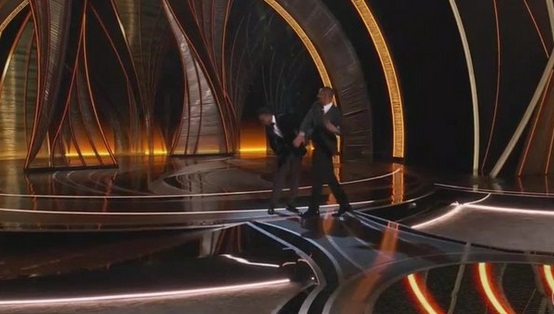 Kæmpe Oscar-drama: Will Smith slår Chris Rock på scenen