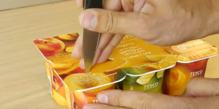 Han stikker en kniv ned i yoghurten – Det bliver et kæmpe hit hos familiens mindste