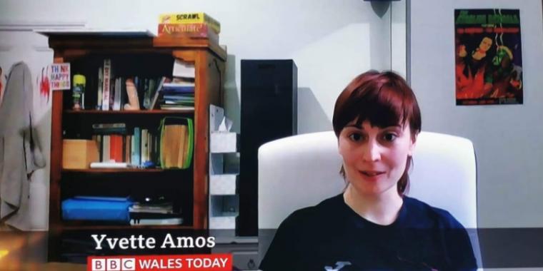 Seere spotter pinlig genstand under live interview