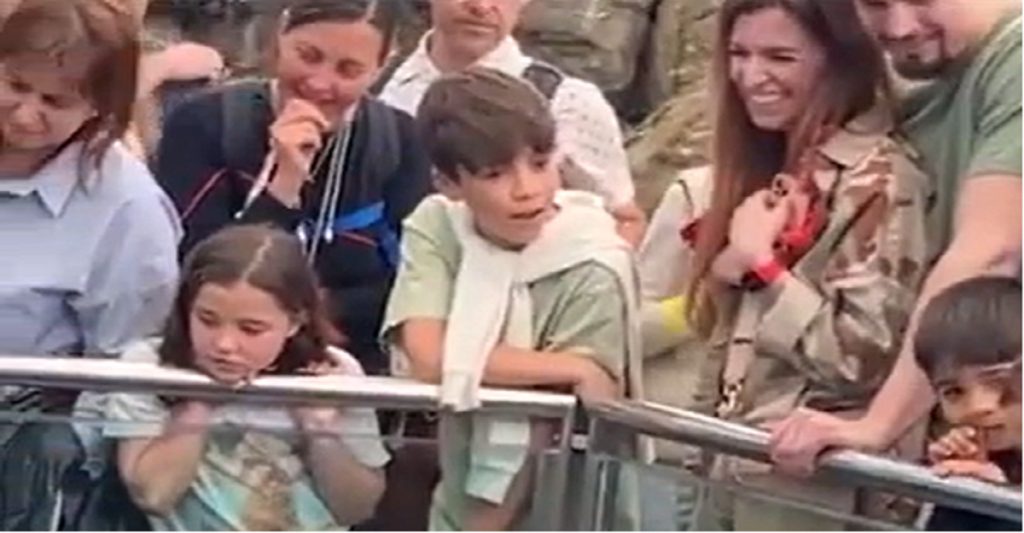 Kvinde taber sin telefon ind i indhegning i zoo: Det dyret så gør, chokerer alle